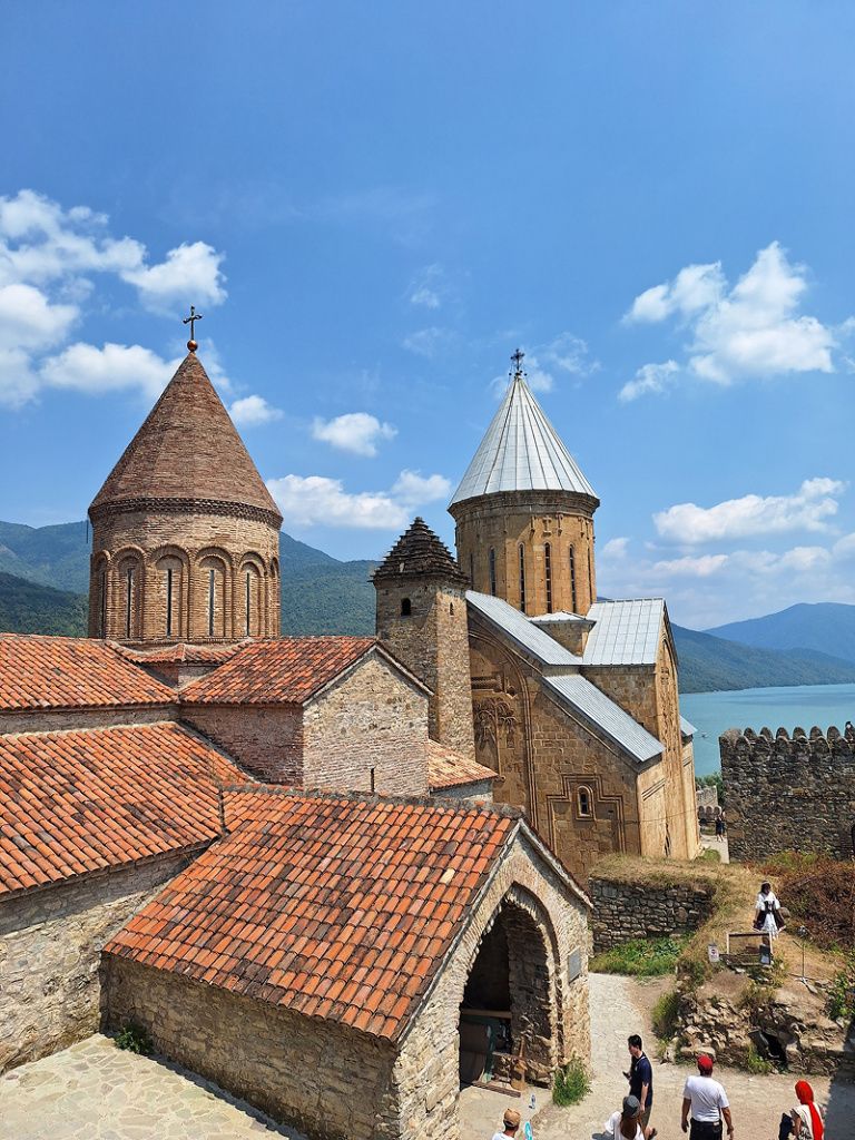 Грузинские пейзажи с путешественниками