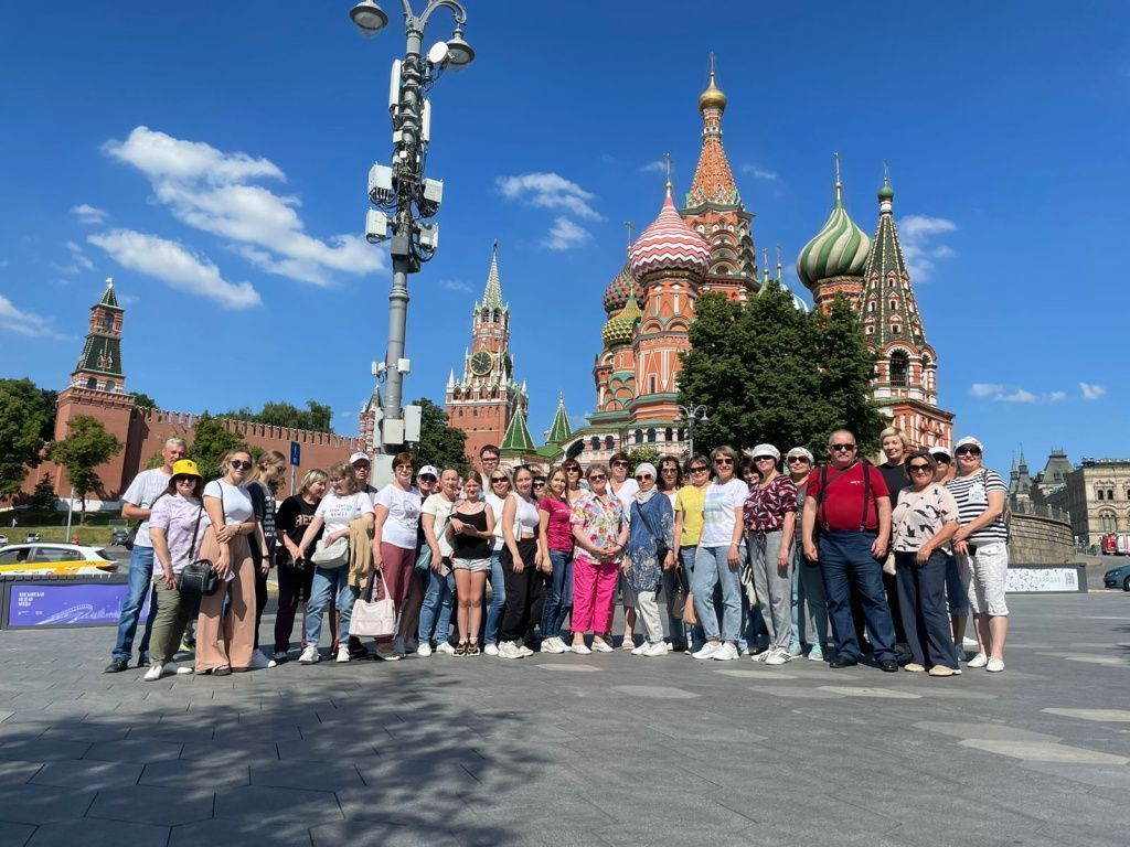 Группа туристов на Красной площади в Москве