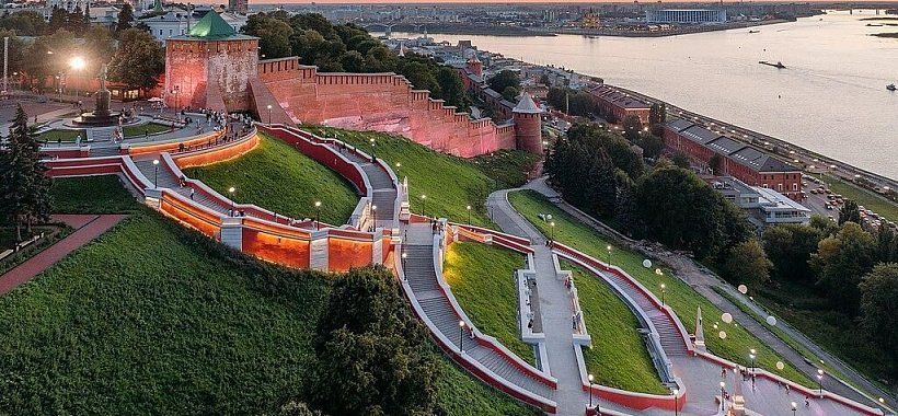 Вечерний вид на кремль и чкаловскую лестницу Нижний