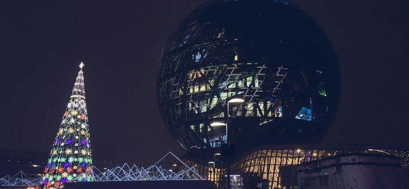 Ночной вид на выставочный центр Астаны и освещенную елку