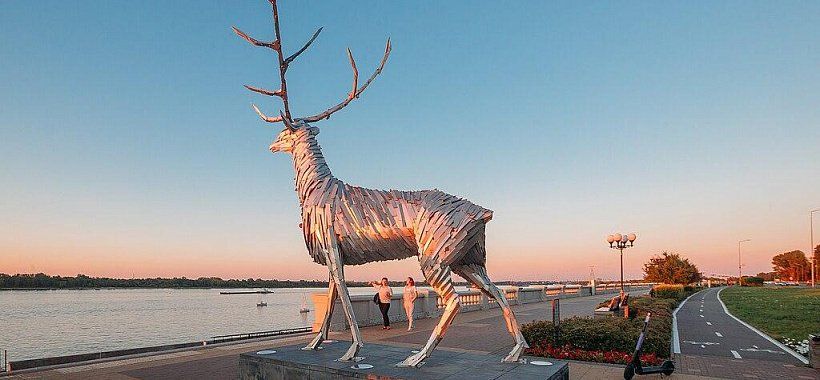 Олень на нижневолжской набережной в нижнем новгороде