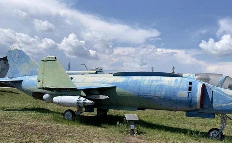 Экспонат истребитель в парке Сахарова Тольятти