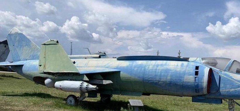 Экспонат истребитель в парке Сахарова Тольятти