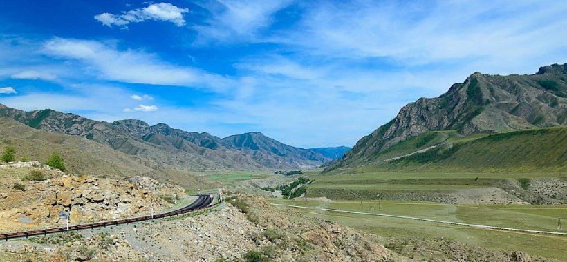 Дорога в горах Алтая