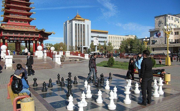 Игра в шахматы возле пагоды Семь дней Элиста