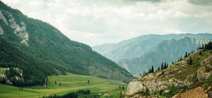 Дорога в горах по Чуйскому тракту