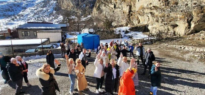 Группа туристов в Тобот зимой Дагестан