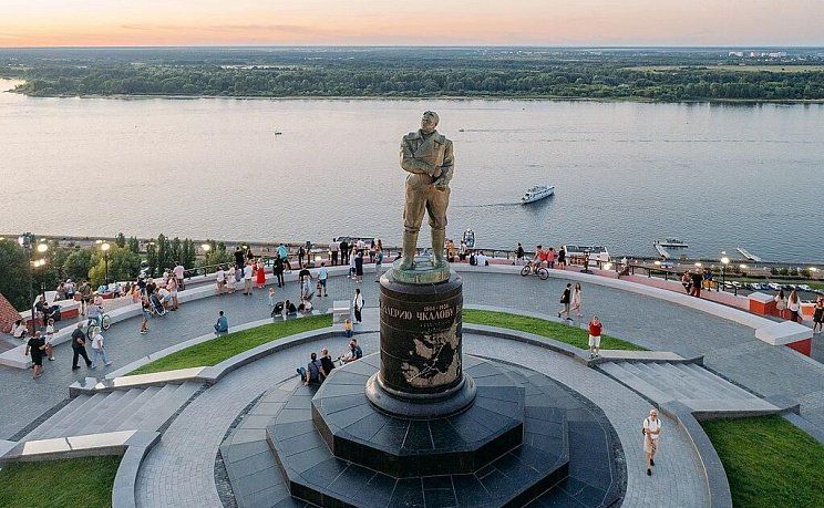 Памятник Чкалову в Нижнем Новгороде