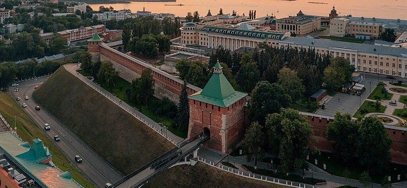 Вид на Коромыслову и Никольскую башни Кремля