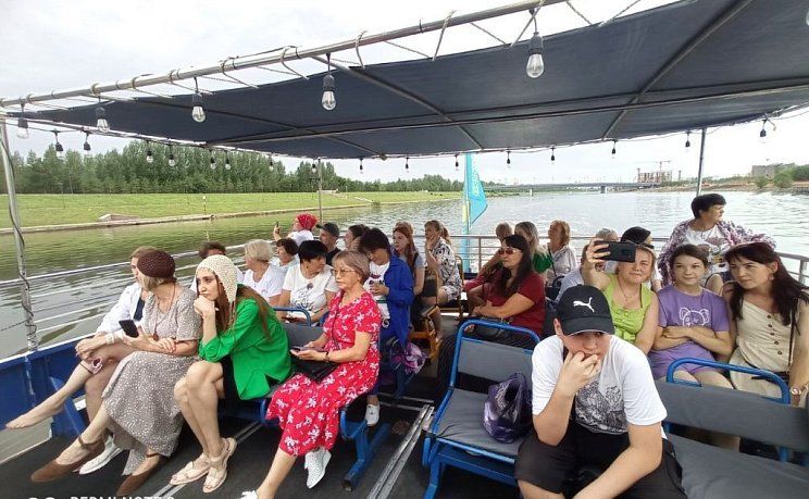 Катание на теплоходе по реке