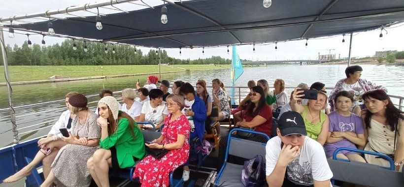 Катание на теплоходе по реке