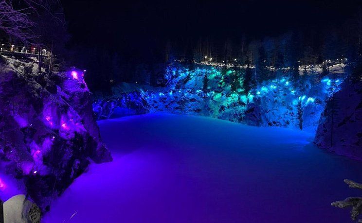 Рускеала в ночной подсветке зимой