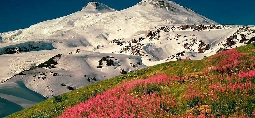 Вид на вершины Эльбруса