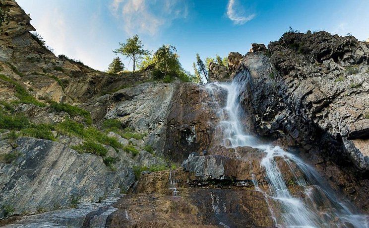 Панорамный вид на водопад Ширлак