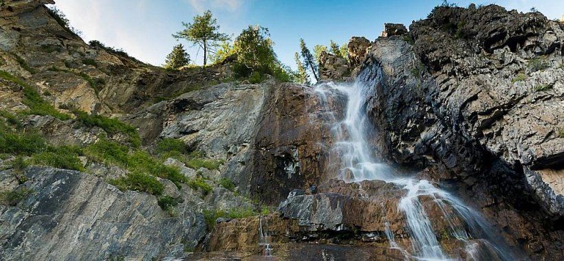 Панорамный вид на водопад Ширлак
