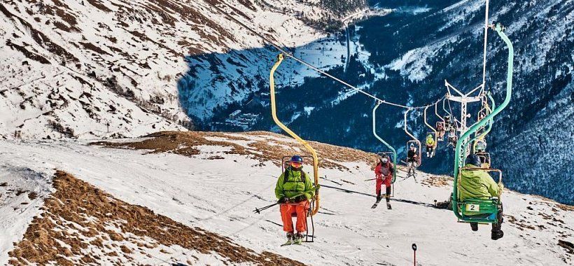 Горнолыжники на подъемнике Чегет