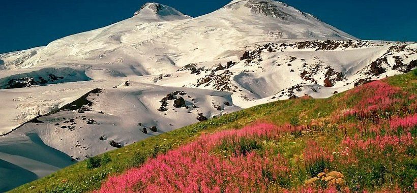 Вид на вершины Эльбруса