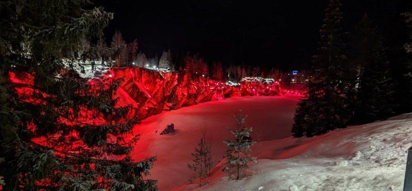 Мраморный каньон Рускеала в красной подсветке