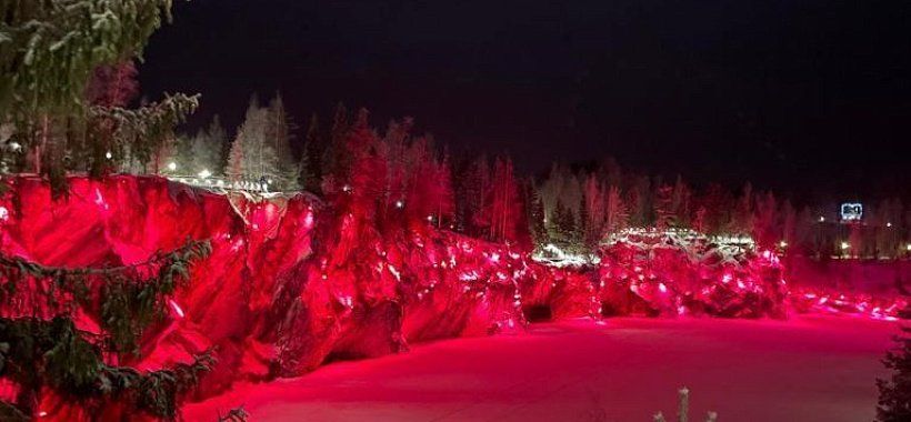 Каньон Рускеала в красной подсветке зимой