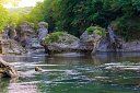 Красивый летний пейзаж горной реки