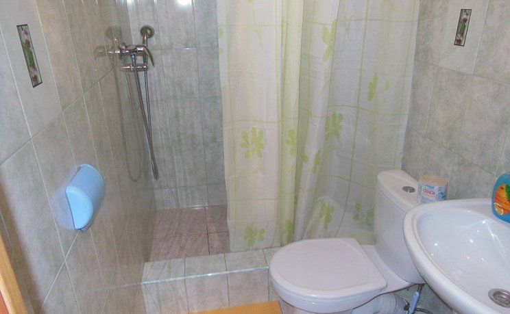 Туалет и душ в номере Анапская звезда