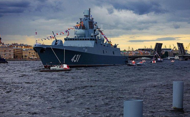 Фрегат адмирал Касатонов в день ВМФ