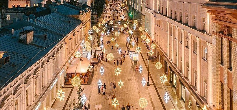 Вид на улицу Большую Покровскую вечером