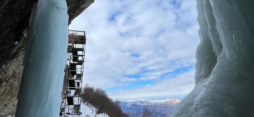 Замерзший водопад Тобот Дагестан