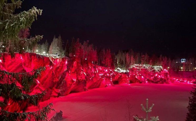 Каньон Рускеала в красной подсветке зимой
