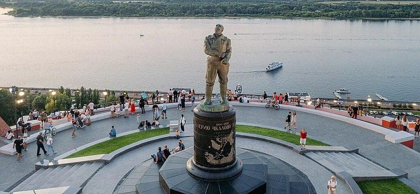 Памятник Чкалову в Нижнем Новгороде