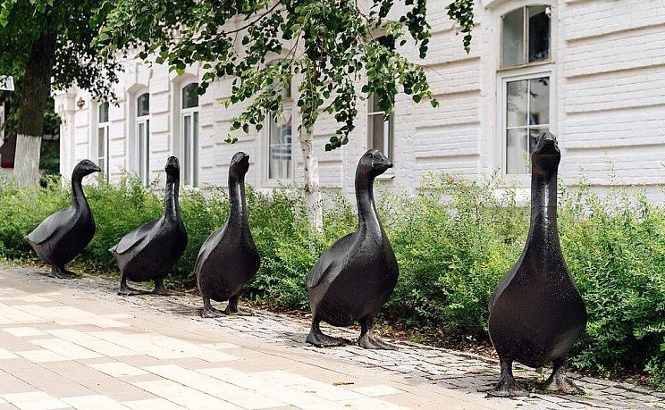 Бронзовые гуси на Литературном перекрёстке в городе Арзамасе