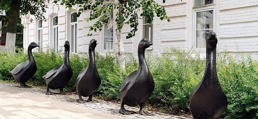 Бронзовые гуси на Литературном перекрёстке в городе Арзамасе