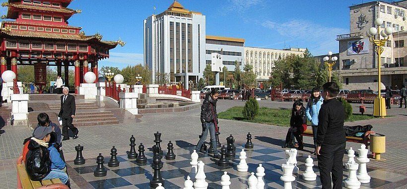 Игра в шахматы возле пагоды Семь дней Элиста