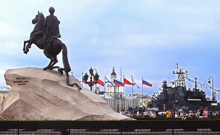 Бронзовый всадник в день ВМФ в Санкт-Петербурге