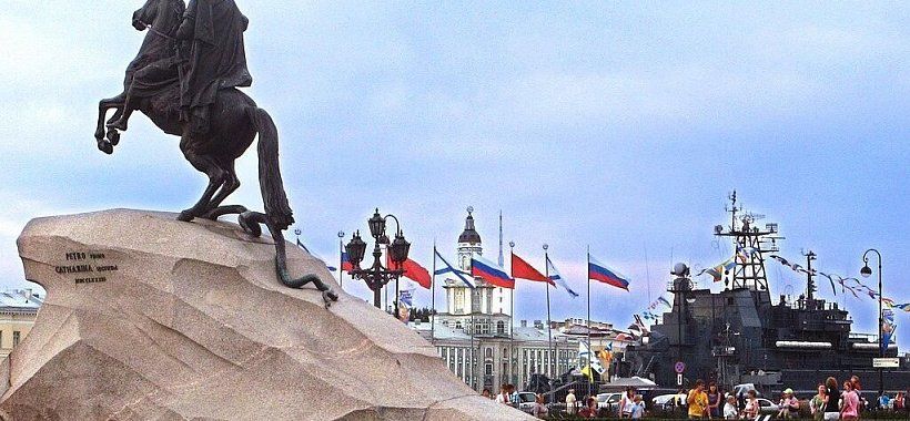 Бронзовый всадник в день ВМФ в Санкт-Петербурге