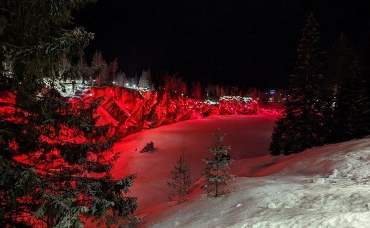 Мраморный каньон Рускеала в красной подсветке