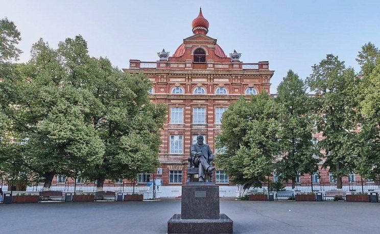 Памятник меценату, писателю Стахееву