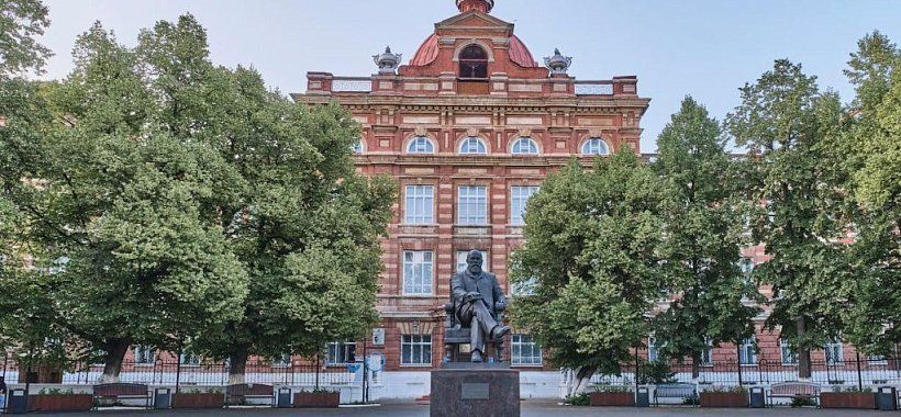 Памятник меценату, писателю Стахееву