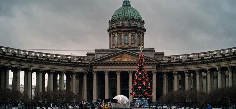Казанский собор, украшенный на Новый Год