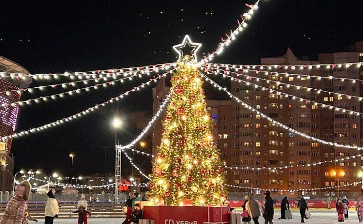 По-новогоднему украшенный каток Екатеринбург