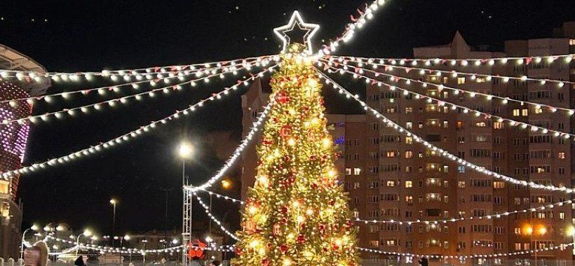 По-новогоднему украшенный каток Екатеринбург