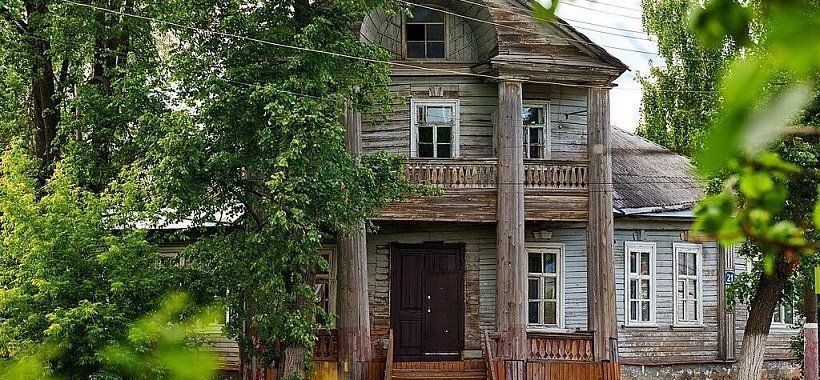 Дом Ханыкова — образец деревянного особняка эпохи позднего классицизма