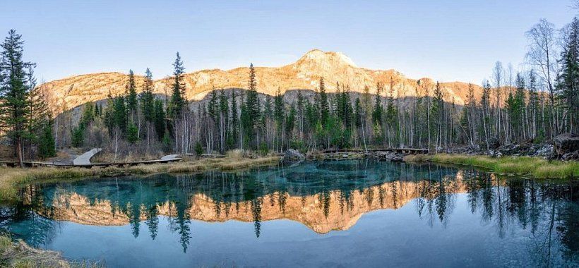 Голубое гейзерное озеро в горном Алтае