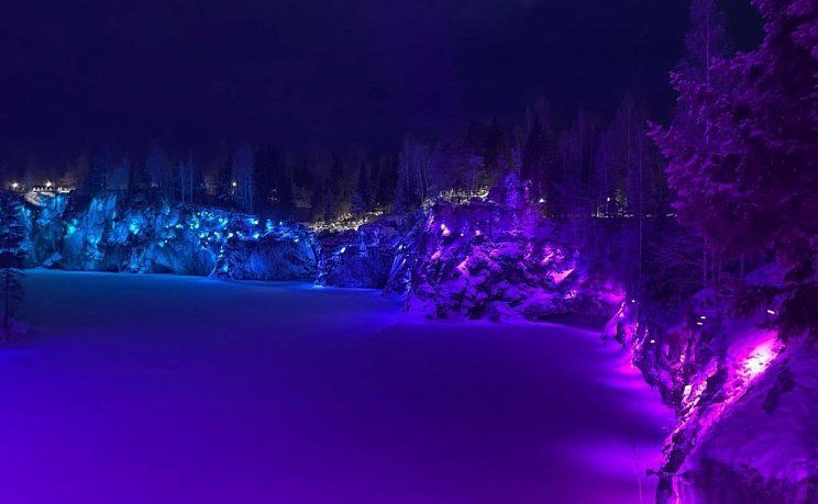 Рускеала в ночной подсветке