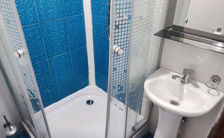 Туалет и душ в номере Каспий