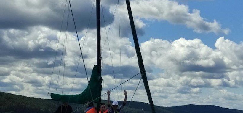 Прогулка на яхте по озеру