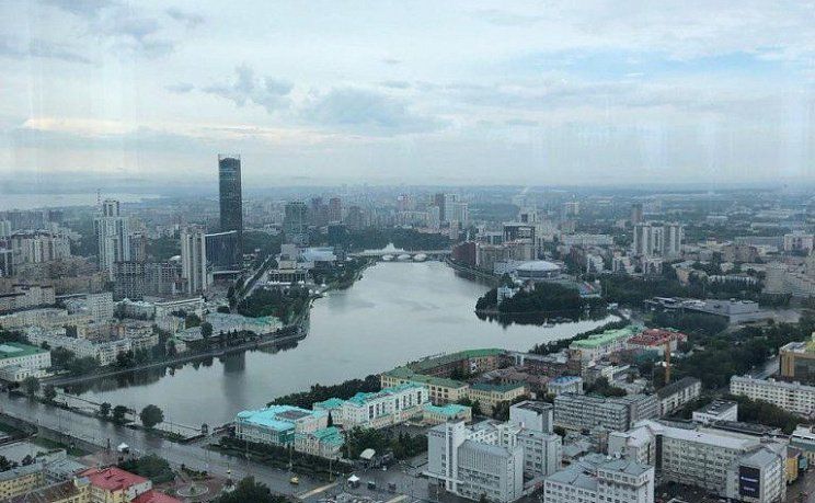 Вид на Екатеринбург с ТЦ Высоцкий