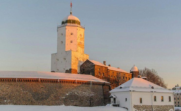 Выборгский замок зимой на закате