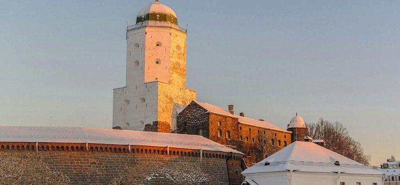 Выборгский замок зимой на закате