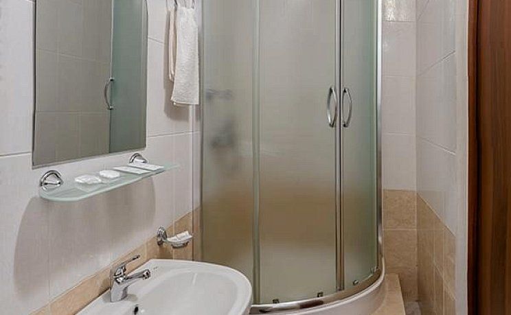 Туалет и душ в номере Ильмень
